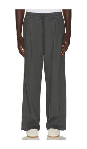 Pleat Front Drawstring Pant in Grey. - size M (also in L, XL/1X, XXL/2X) - Fear of God ESSENTIALS - Modalova