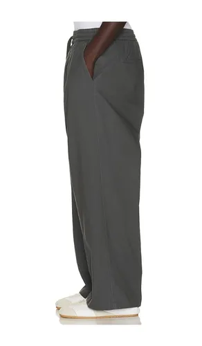 Pleat Front Drawstring Pant in . Taglia M. Also in L - Fear of God ESSENTIALS - Modalova