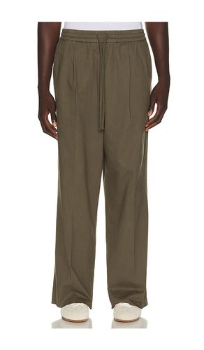 Pleat Front Drawstring Pant in . Size M. Also in S, XS - Fear of God ESSENTIALS - Modalova