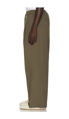 Pleat Front Drawstring Pant in . Size M. Also in S, XS - Fear of God ESSENTIALS - Modalova