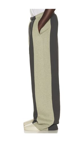 HOSE PANELLED in . Größe S. Also in M, L, XL/1X - Fear of God ESSENTIALS - Modalova