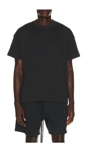 Tee in . Size L. Also in M, S, XS - Fear of God ESSENTIALS - Modalova