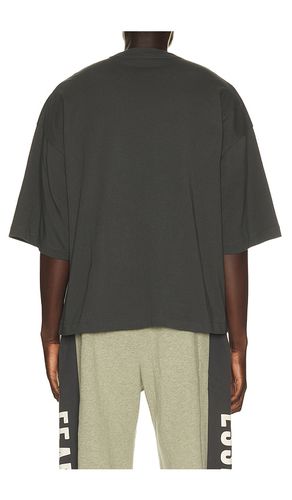 Merch Tee in . Size L. Also in S, XS - Fear of God ESSENTIALS - Modalova