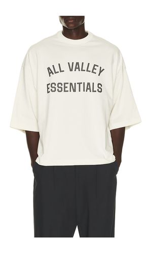 Merch Tee in White. - size S (also in M, L, XL/1X) - Fear of God ESSENTIALS - Modalova