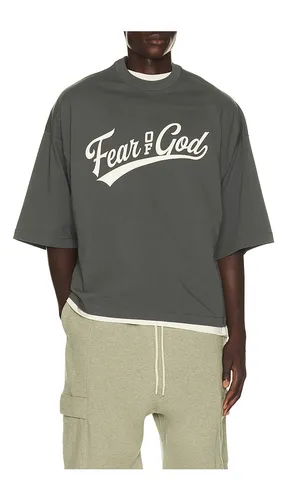 Merch Tee in . Taglia M. Also in L, XL/1X - Fear of God ESSENTIALS - Modalova