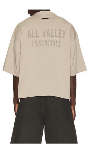 Merch Tee in Grey. - size S (also in M, L, XL/1X) - Fear of God ESSENTIALS - Modalova