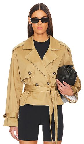 The Cropped Charles Trench Coat in Tan. - size L (also in M, S, XL, XS) - Favorite Daughter - Modalova