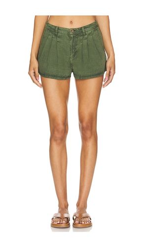 X REVOLVE Nora Mini Trouser Short in Olive. - size 0 (also in 10, 6, 8) - Free People - Modalova