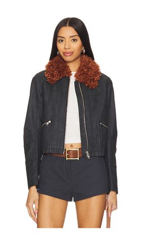 X revolve jayce faux leather jacket with faux fur trim en color negro talla L en - Black. Talla L (también en M, S - Free People - Modalova