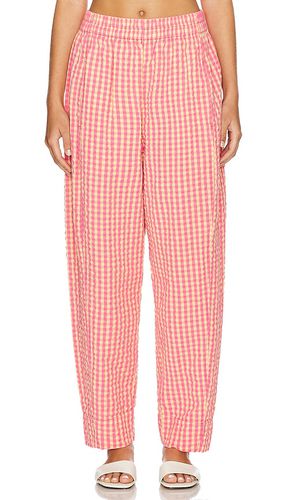 Preppy Poplin Gingham Pants in Coral. - size L (also in M, S, XL, XS) - Free People - Modalova