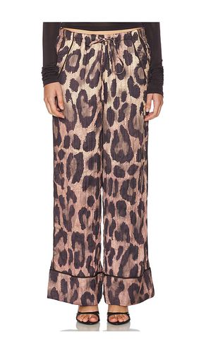 All Out Satin Leopard Pant in Brown. - size M (also in S) - Free People - Modalova