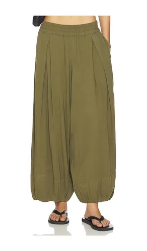 Moonflower Ballon Pant in Olive. - size M (also in S, XS) - Free People - Modalova