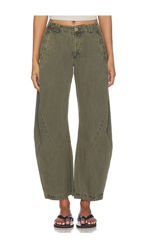 Spotlight Washed Trouser in Olive. - size 0 (also in 2, 4, 6, 8) - Free People - Modalova