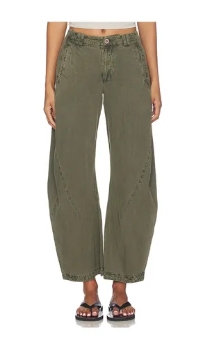 Spotlight Washed Trouser in Olive. - size 0 (also in 2, 4, 6) - Free People - Modalova