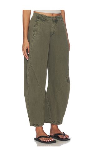 Spotlight Washed Trouser in Olive. - size 0 (also in 2, 4, 6, 8) - Free People - Modalova