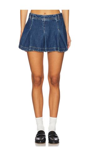 Madison Ave Denim Mini Skirt in Blue. - size 24 (also in 25, 26, 27, 28, 29, 30, 31) - Free People - Modalova