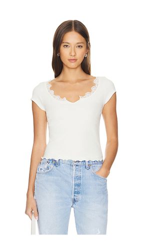 X Intimately FP Classic Twist Tee in White. - size M (also in L, S, XL, XS) - Free People - Modalova