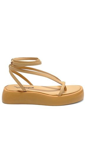 Sandalia cruzada con plataforma winnie en color bronce talla 10 en - Tan. Talla 10 (también en 11, 6.5, 7 - Free People - Modalova