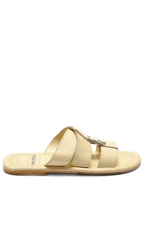 Sloan Buckle Sandal in Cream. - size 10 (also in 11, 6, 6.5, 7, 7.5, 8, 8.5, 9, 9.5) - Free People - Modalova