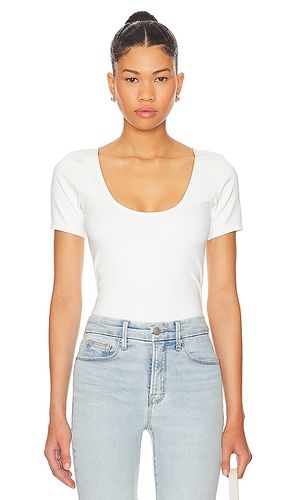 Scuba Scoop Crop Tee in White. - size L (also in M) - Good American - Modalova