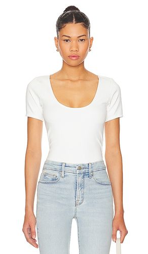 Scuba Scoop Crop Tee in White. - size L (also in M, XS) - Good American - Modalova