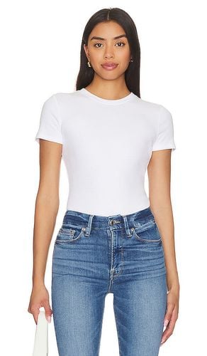 Rib Fitted Tee Bodysuit in White. - size 2X (also in 3X, 4X, 5X, L, M, S, XL, XS) - Good American - Modalova