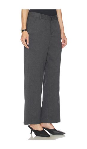 Andy Trouser in . Size M. Also in S - Geel - Modalova