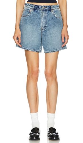 Reggie Mid Rise Long Mom Short in Denim-Medium. - size 23 (also in 32) - GRLFRND - Modalova