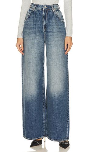 Chloe Super High Rise Pleated Wide Leg in Denim-Medium. - size 23 (also in 30, 31, 32) - GRLFRND - Modalova