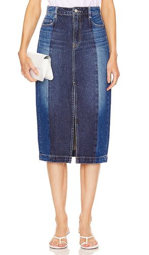 Robin Seamed Tonal Midi Skirt in Denim-Medium. - size 24 (also in 23, 25, 26) - GRLFRND - Modalova