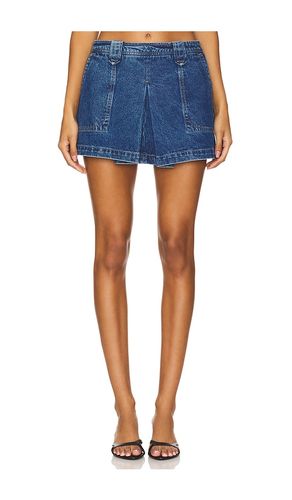 Ivy Pleated Mini Skirt in Denim-Medium. - size 23 (also in 24, 25, 26, 27, 28, 30) - GRLFRND - Modalova