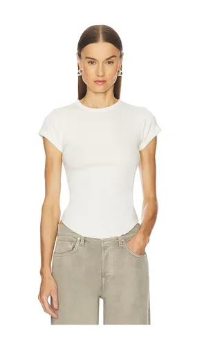 Scoop Hem Baby Tee in Ivory. - size L (also in M, S, XL, XS) - GRLFRND - Modalova