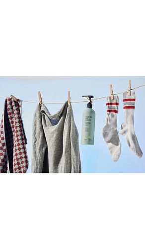 Botella completa de detergente para ropa laundry detergent full bottle en color verde talla all - Guests on Earth - Modalova