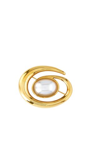 Swirl Pearl Brooch in Metallic - Heaven Mayhem - Modalova