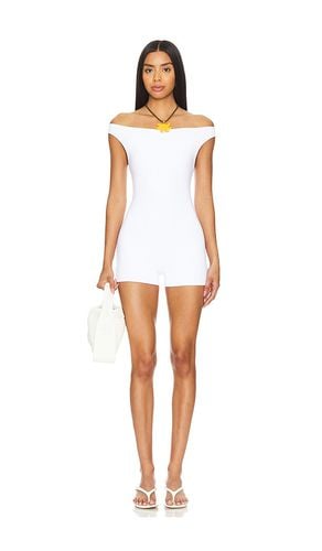 Fuera de la playsuit hombro lehua en color talla L en - White. Talla L (también en M, S) - Indah - Modalova