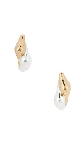 Egret Huggie Earrings in - Jenny Bird - Modalova