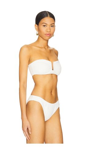 Sandra Bandeau Bikini Top in Ivory. - size L (also in M) - SIMKHAI - Modalova