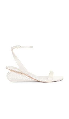 SANDALE BRIDGET SATIN OYSTER SHELL WEDGE in . Größe 37. Also in 38, 40 - SIMKHAI - Modalova