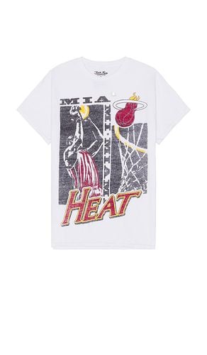 Heat Jump Shot Tee in . Size M, XL/1X - Junk Food - Modalova