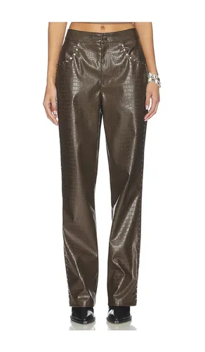 X REVOLVE Devin Faux Leather Croco Studded Pant in Chocolate. - size 26 (also in 24) - LAMARQUE - Modalova