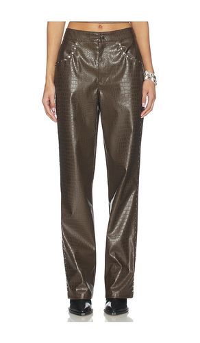 X REVOLVE Devin Faux Leather Croco Studded Pant in . Taglia 24. Also in 25, 26, 30 - LAMARQUE - Modalova