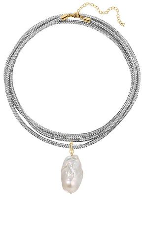 Raya pearl wrap necklace in color metallic silver size all - Lili Claspe - Modalova