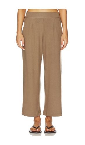 Lauren Crop Pleated Pocket Pant in Brown. - size L (also in M, S, XS) - LESET - Modalova