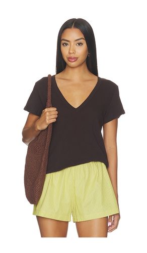 Laura V Neck Tee in . Size M. Also in S, XS - LESET - Modalova