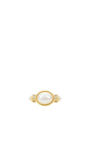 Anillo llamativo de perlas en color oro metálico talla 5 en - Metallic Gold. Talla 5 (también en 6, 7) - Luv AJ - Modalova