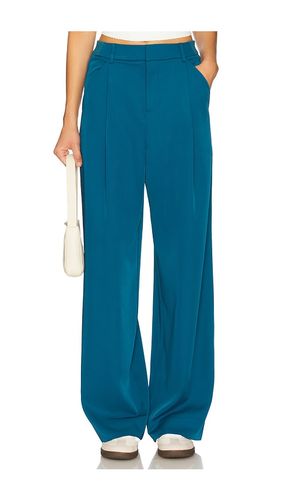 Emelia Pleated Trousers in Blue. - size 4 (also in 8) - Malbon Golf - Modalova