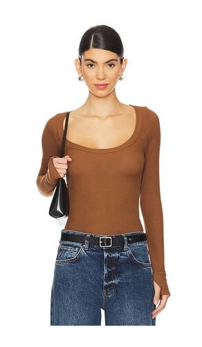 Leonard Long Sleeve Scoop Neck W/ Thumbhole Top in Brown. - size L (also in M, S, XL, XS) - Michael Lauren - Modalova