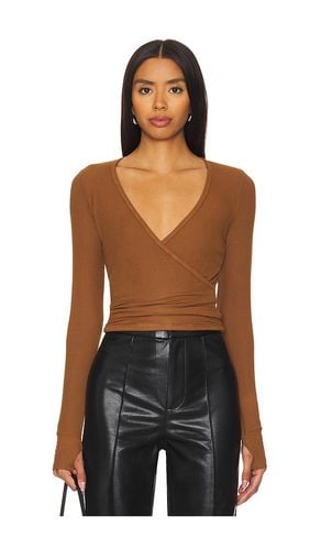 Fairbanks Surplice Deep V Long Sleeve W/ Thumbhole Top in Brown. - size L (also in M, S, XL) - Michael Lauren - Modalova