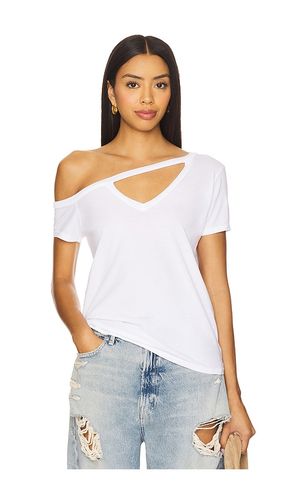 Zire Short Sleeve Asymmetrical Cold Shoulder Tee in . Size M. Also in S, XS - Michael Lauren - Modalova