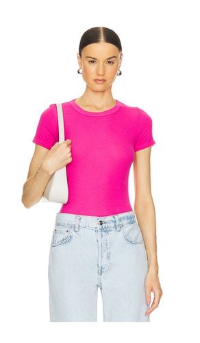 Kayden Short Sleeve Fitted Tee in Fuchsia. - size M (also in S, XS) - Michael Lauren - Modalova